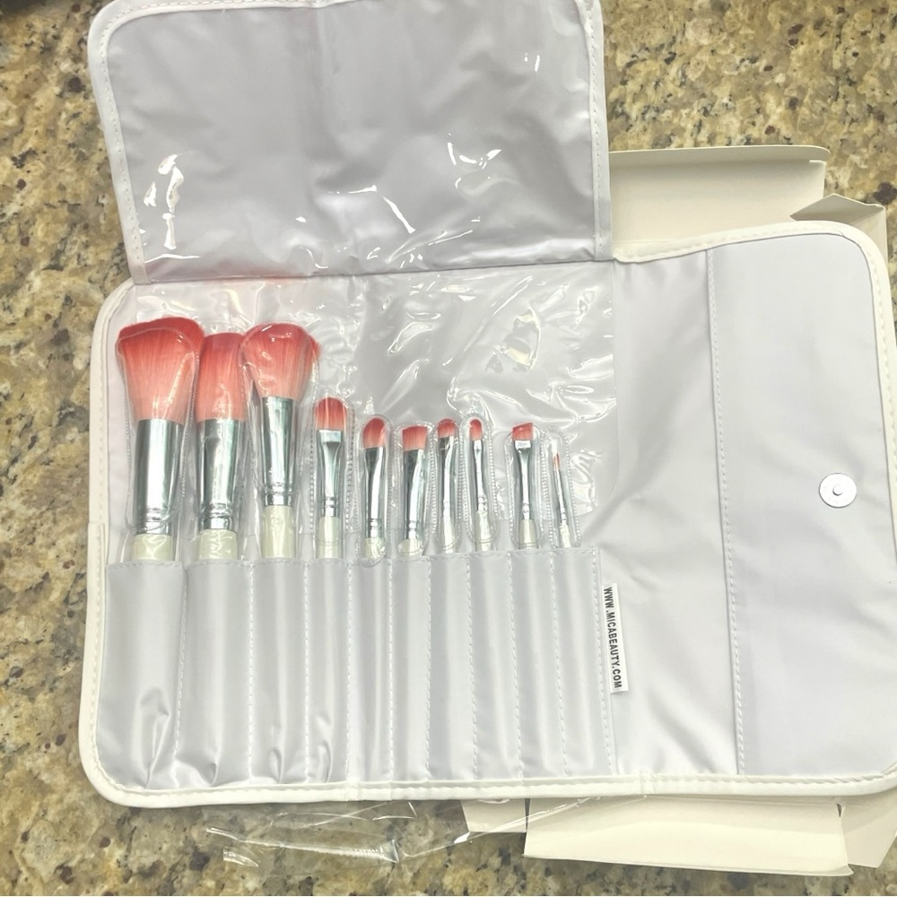 New In Packaging Mica Beauty Deluxe Cosmetics 10 Makeup Brush Travel Case Set